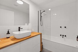 Sophisticated & stylish beachside apartment with pool - 1
