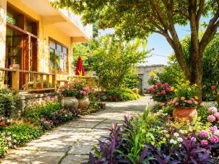 Yangshuo Eden's Social Guesthouse - cozy garden courtyard & fresh craft coffee & night beers & outdoor activities - 4