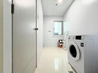2BR with King & Queen Bed and Highspeed Wifi near Shangri-La BGC - 8