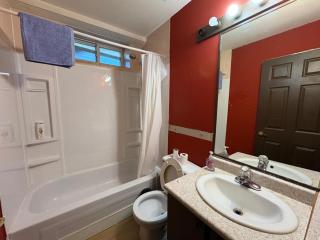 Homestay Near Surrey Memorial Hospital & Surrey Central- Free Parking - 7