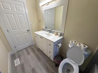 Homestay Near Surrey Memorial Hospital & Surrey Central- Free Parking - 5