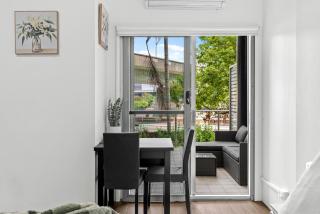 Bright Studio with River View, Pool, Gym and Balcony - 7