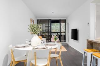 LaneStay - 2BR Refined Living Pool & Gym & Parking - 5