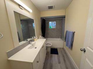 30 Min to BC Place - Surrey Central Guest House - Free Parking - 0