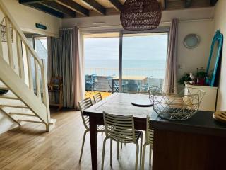 Appartement triplex pieds dans l eau avec terrasse pleine vue mer face plage de sable fin du Porigo 4 chambres 10 voyageurs à pied du nouveau Port Haliguen restaurants commerces et ecole de voile Quiberon presqu ile Morbihan Bretagne Sud - 8