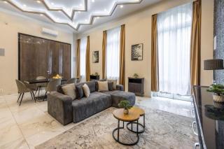 Marble & Gold Flat Jacuzzi Andrassy Steps - 6