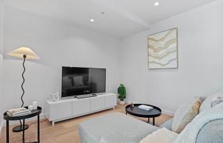 Wellness Getaway for 2 in MQ building on Flinders - 2