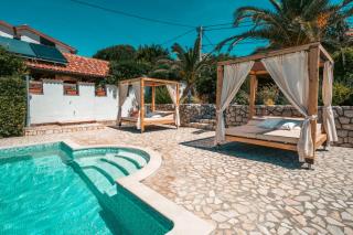 Apartments by the Beach with Pool and Lounge Beds - Miral Apartments - 6