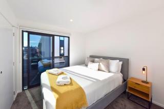 Stylish 2BR Townhouse with Balcony - 3