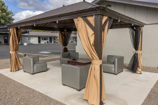 Oregon Trail Inn and Suites - 4