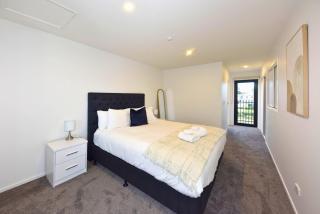 Central 2BR Townhouse Close to Te Kaha Stadium - 1