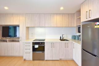 Spacious CBD 1-Bed 1-Bath - 4