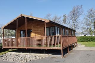 Wooden Lodge Sleeps 9 with Veranda & Decking - 0