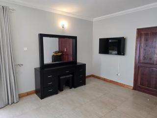 Ivory & Mane Estate - Jacaranda - 1
