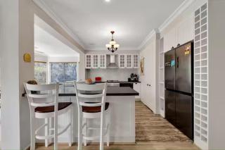 Emu Lodge Luxury 5-Bedroom Retreat on 3 Acres - 1