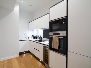Refined 2-Bed Penthouse Leeds Dock City Views Free Parking - 1