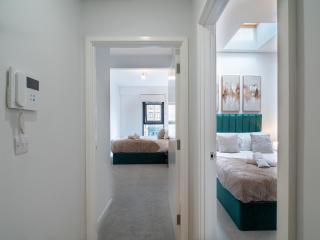 Leeds Dock Penthouse Retreat With Free Parking - 3