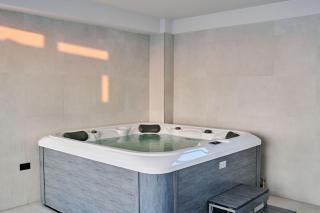 Green Laguna in Infinity pool and spa - 8