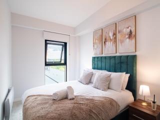 Refined 2-Bed Penthouse Leeds Dock City Views Free Parking - 2