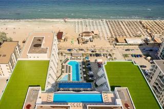 Green Laguna in Infinity pool and spa - 1