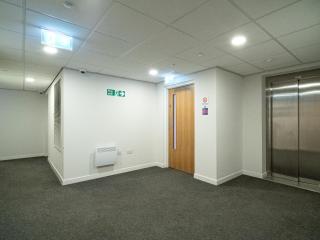 Refined 2-Bed Penthouse Leeds Dock City Views Free Parking - 8