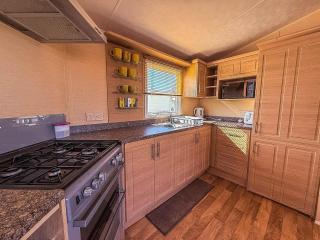 Great 6 Berth Caravan With Decking By The Beach In Suffolk Ref 40023Nd - 3
