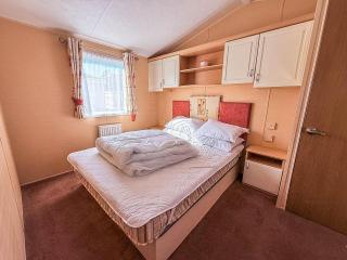 Great 6 Berth Caravan With Decking By The Beach In Suffolk Ref 40023Nd - 1