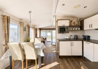 Beautiful 6 Berth Caravan By The Beach In Suffolk Ref 40076Nd - 6