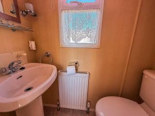 Spacious Caravan For Hire With Decking By The Beach In Suffolk Ref 40094Nd - 3