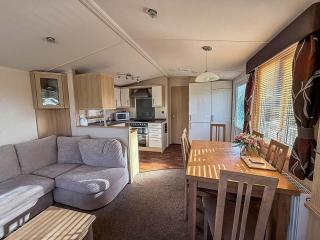 Lovely Caravan With Spacious Decking At North Denes In Suffolk, Ref 40134Nd - 3