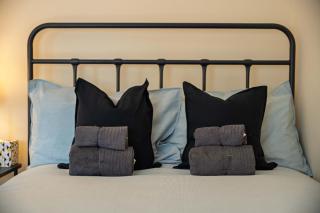 Elegant 3-Bed Apartment Tooting in South London - 8
