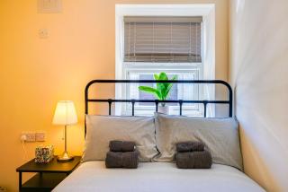 Elegant 3-Bed Apartment Tooting in South London - 3
