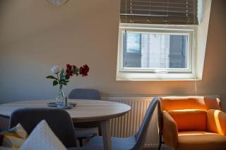 Elegant 3-Bed Apartment Tooting in South London - 2