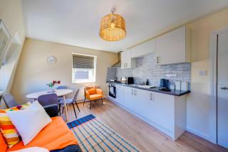 Elegant 3-Bed Apartment Tooting in South London - 1