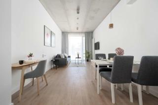 Piekarnia Modern Studio with a Balcony and a Workspace by Noclegi Renters - 7
