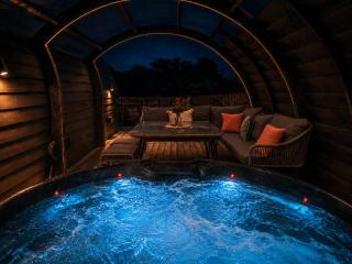 Avalon 2-Bed 2-Ensuite Luxury Pod with Hot Tub - 9
