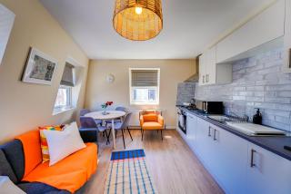 Elegant 3-Bed Apartment Tooting in South London - 0