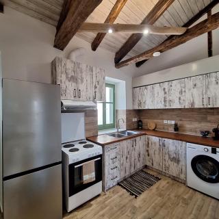 Alekos Cozy Stone 2BR Home Karya Center - 9