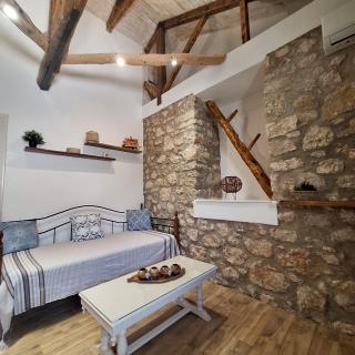 Alekos Cozy Stone 2BR Home Karya Center - 2