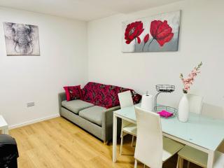 Sleek & New 2-Bed Flat in Central Mansfield - 0