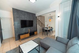 Stunning Villa with Pool, 5 Min to Beach - LB2 - 7
