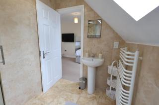 Cosy - Sleeps 9 - En-Suites - Driveway - 5