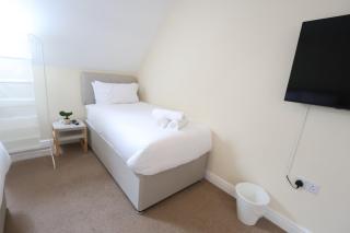 Cosy - Sleeps 9 - En-Suites - Driveway - 1