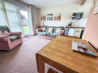 Lovely 4 Berth Chalet To Hire In Hemsby Nearby The Beach Ref 18177B - Hemsby - 3