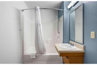 Motel 6 Suites Cincinnati Sharonville, OH - 6