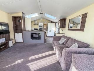 Beautiful 6 Berth Caravan With Decking At Broadland Sands Ref 20009Sv - 7