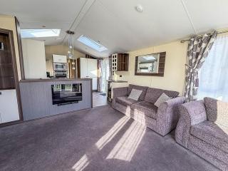 Beautiful 6 Berth Caravan With Decking At Broadland Sands Ref 20009Sv - 3