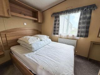 Cosy Caravan At Broadland Sands Holiday Park Ref 20012Bs - 2
