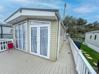 Beautiful Caravan With Decking At Broadland Sands Holiday Park Ref 20015Cf - 8