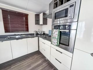 Beautiful Caravan With Decking At Broadland Sands Holiday Park Ref 20015Cf - 1
